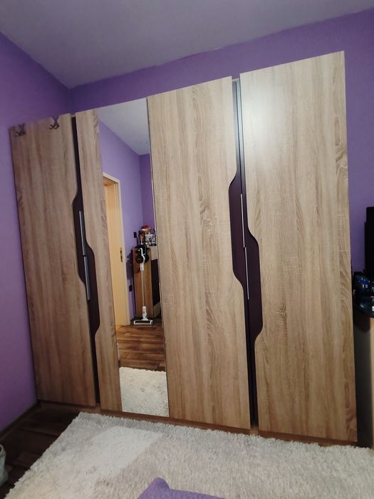Продавам гардероб с 4 крила