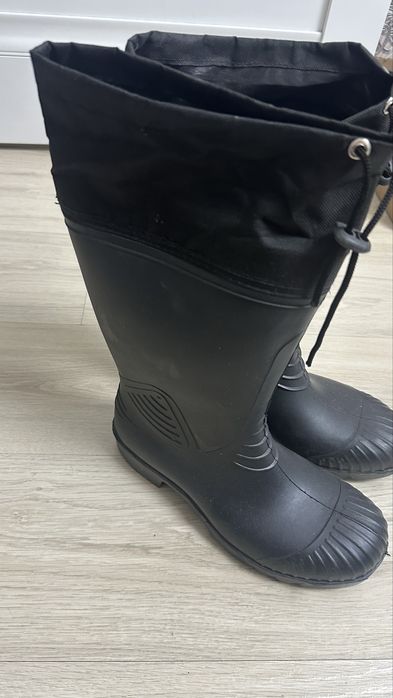 Продам резиновые сапоги новые