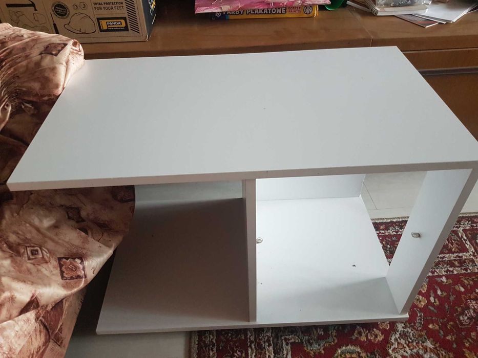 Продавам бюро с чекмедже