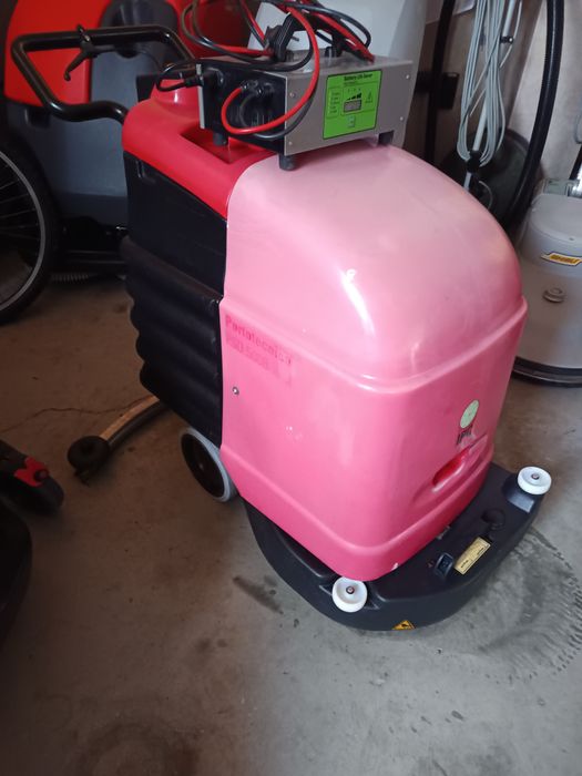 Акумулаторна подопочистваща машина