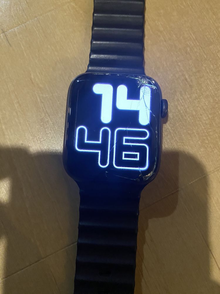 Продам Apple watch SE