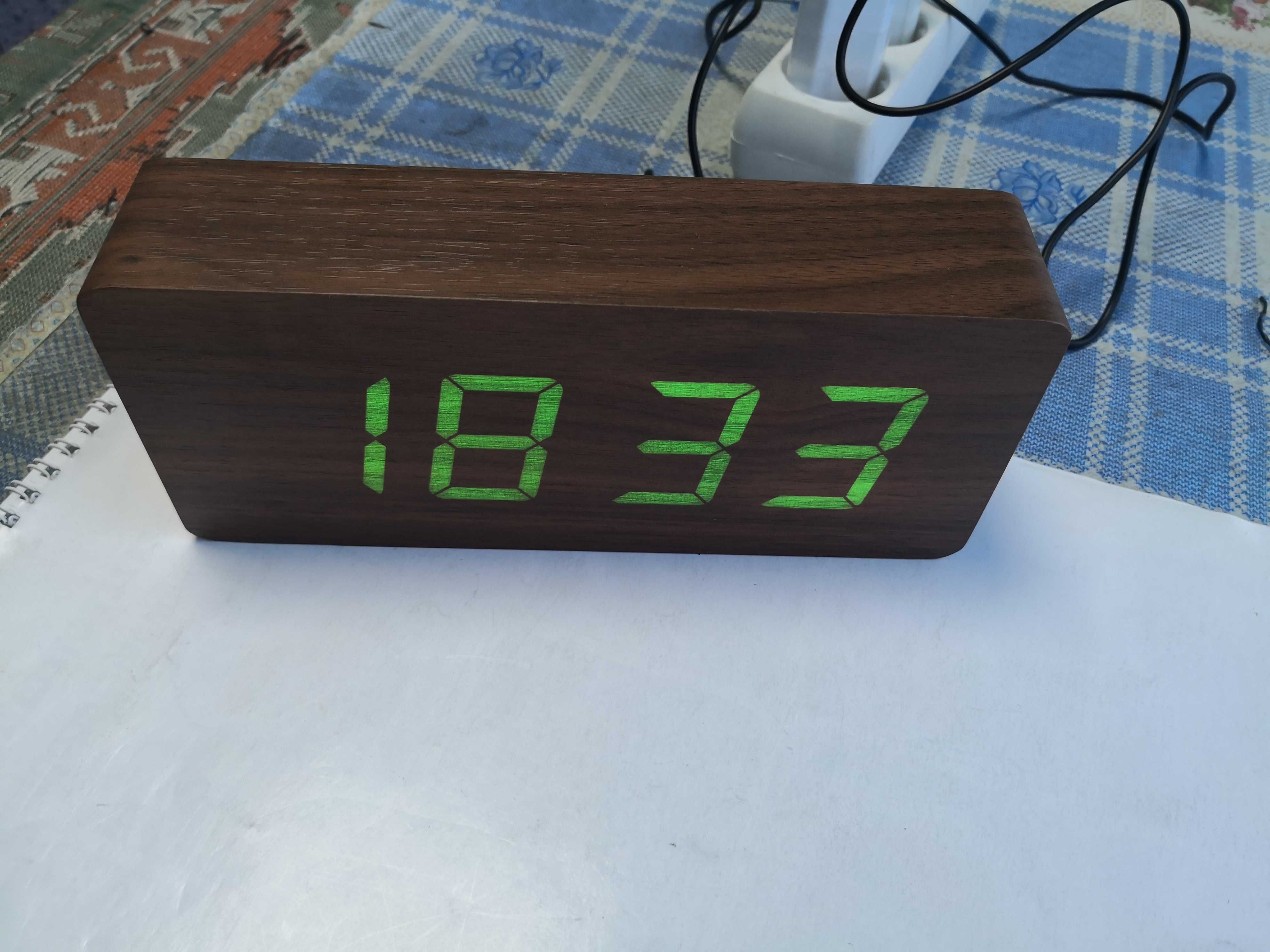 Ceas electronic imitatie lemn maro sau negru mare