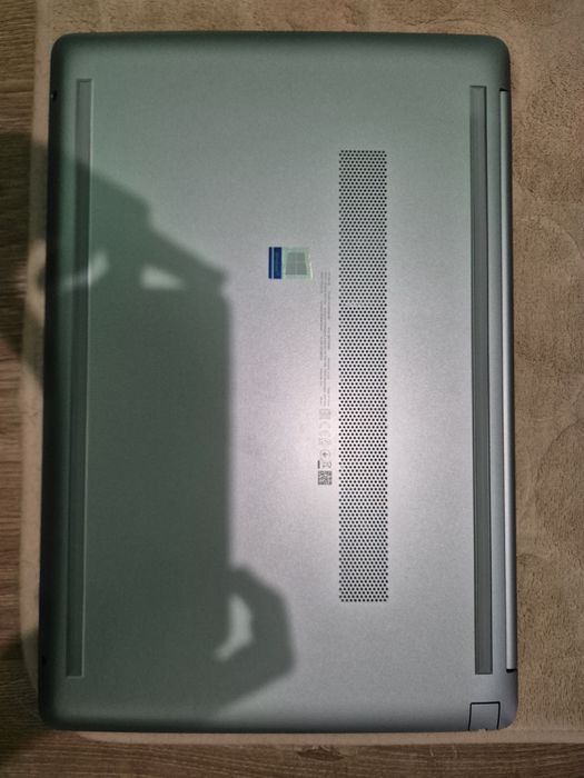 Vând Laptop HP 250 G8 cu procesor Intel Core i7-1065G7,8GB,512GB SSD