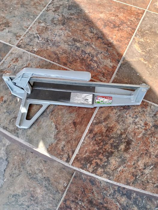 Vând două mașinii de tăiat gresie