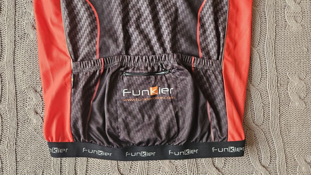 Джърси Funkier, S/М размер
Мъжко джърси за колоездене Funkier, S разме