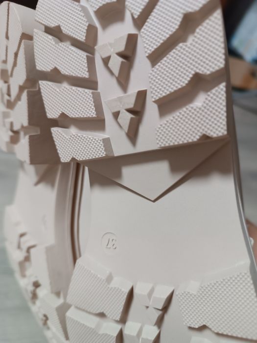 Дамски обувки цвят бежов