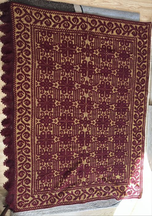 Vand carpeta persana + 2 cuverturi motive traditionale