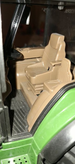 Tractor mare bruder cu 8 roti și plug mare