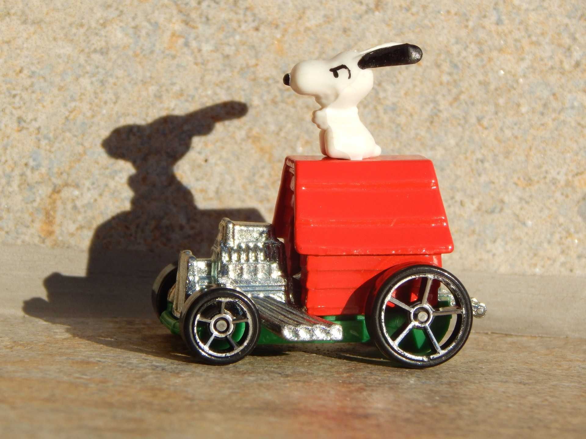 Macheta masinuta cainele Snoopy DHT12 Hot Wheels 2015 sc 1:64