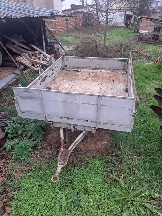 Продавам трактор с инвентар