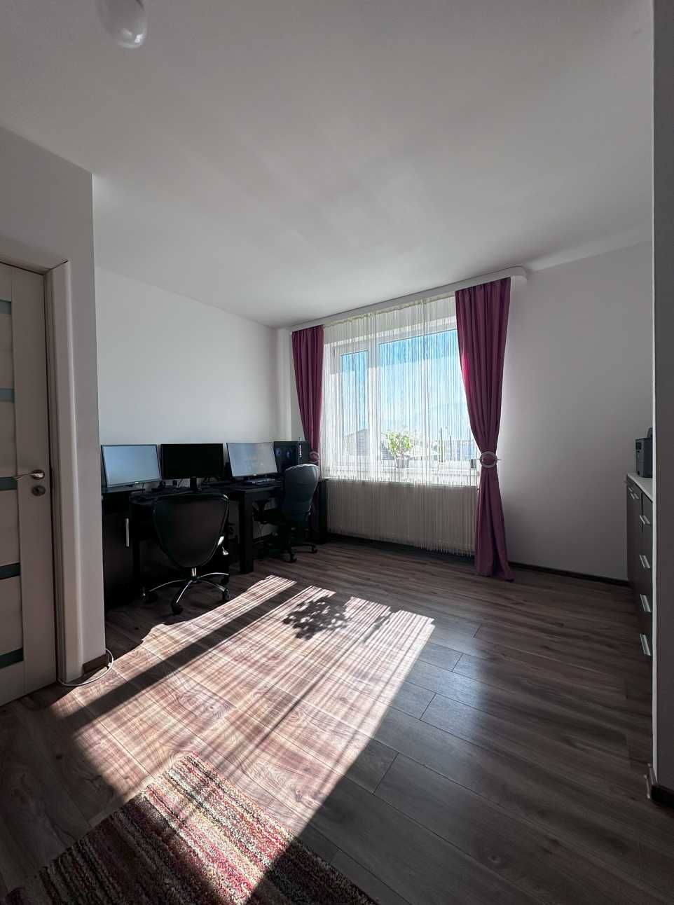 Vând casă cvadruplă (cuplată) – pe 3 niveluri, curte & parcare proprie