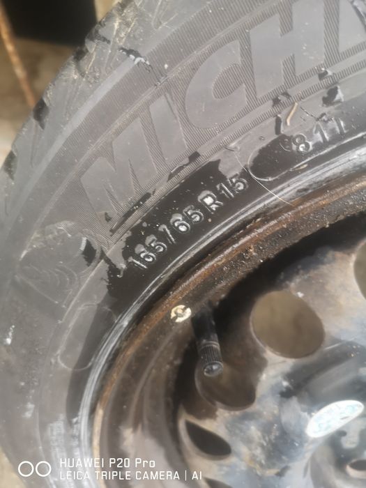 Продавам две гуми с джанти