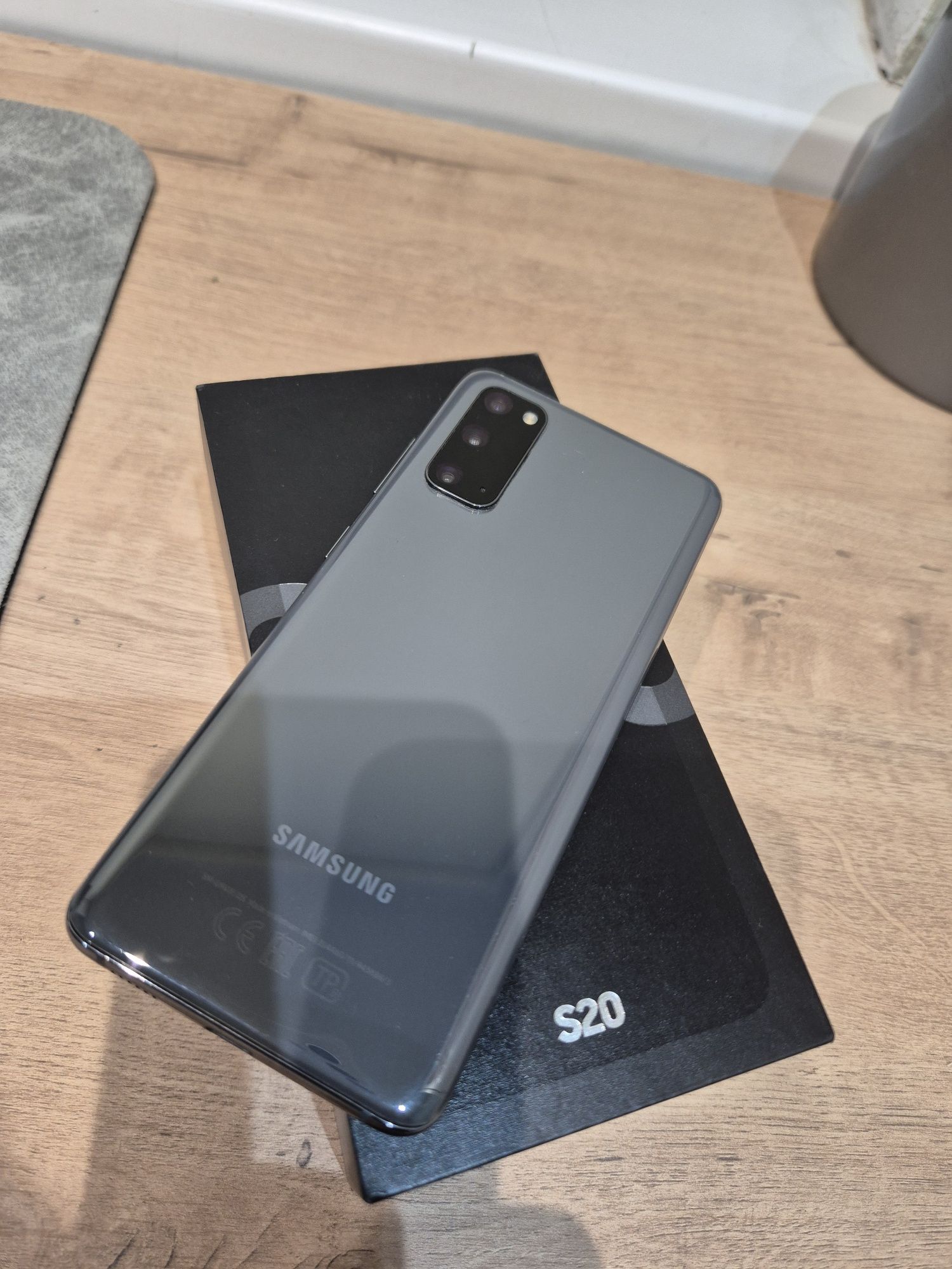 Samsung S20 в идеальном состоянии