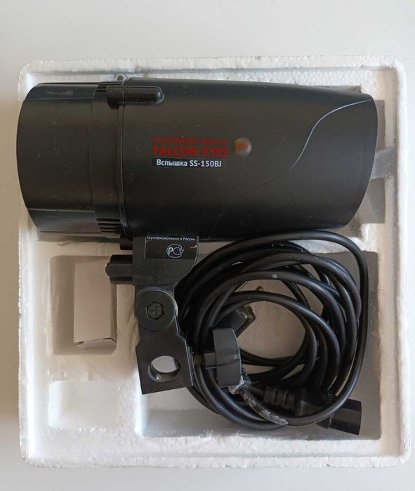 Фото аксесоари: светкавица, статив, лайтбокс, жираф, стойка