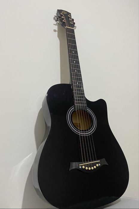 Продам акустическую гитару,10 предметов в комплекте