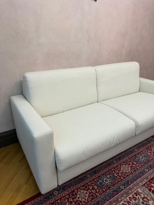 Продаю белый диван идеальное состояние