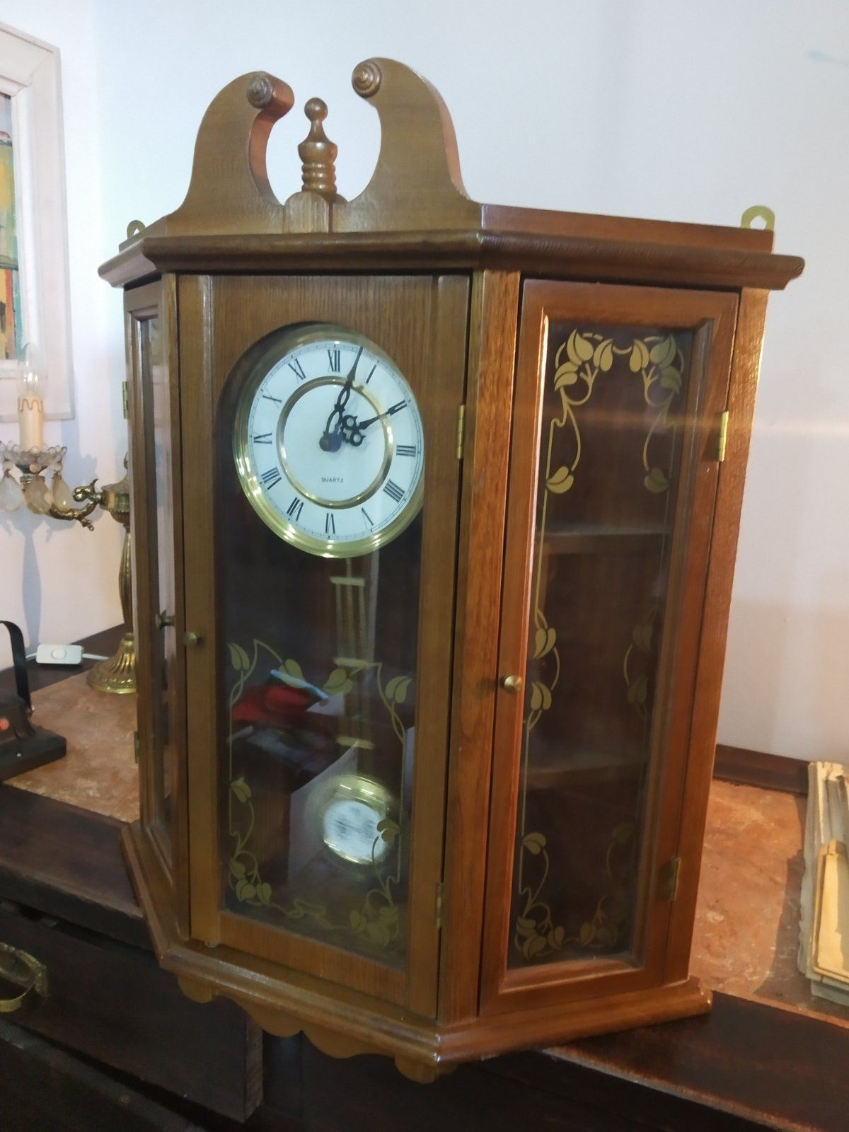 Старинен Немски кварцов часовник с махало като витринана