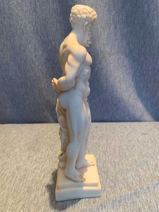 статуетка от алабастър Древногръцкият герой Херкулес и Нейският лъв