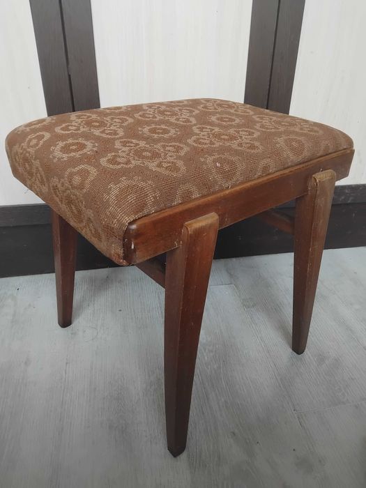 Стара Дървена Табуретка - здрава и стабилна