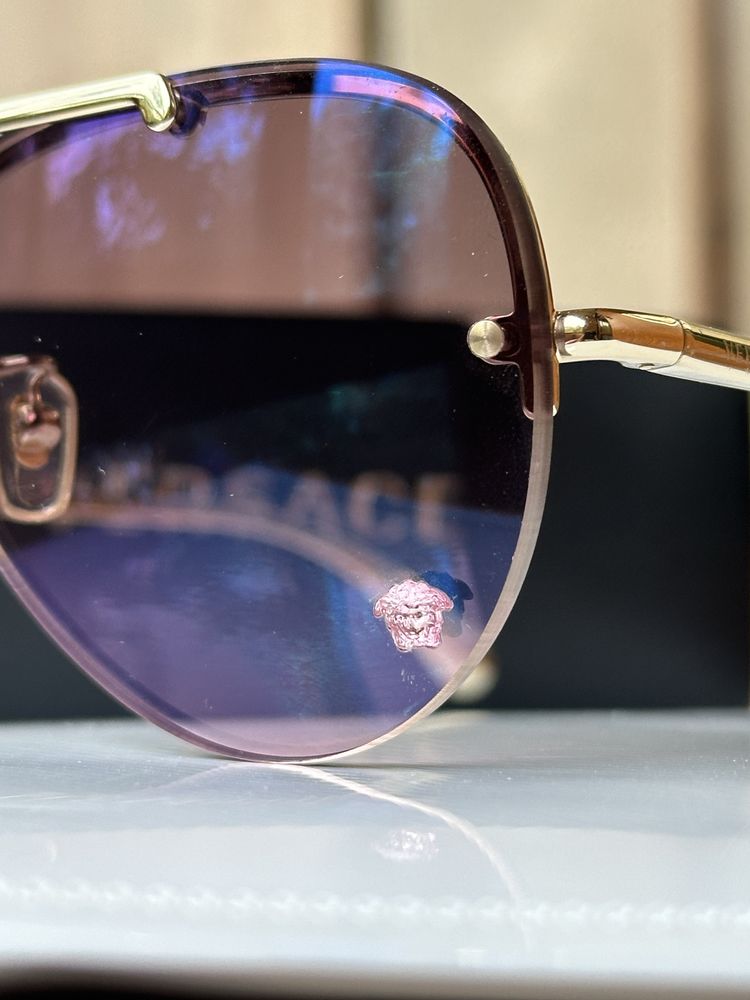 Слънчеви очила Versace, тип "авиатор", преливащо розово-лилаво
