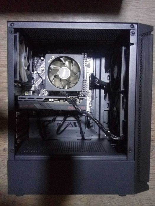 Unitate PC AMD Ryzen 7 3700X 32GB DDR4 3200MHz RX 6600 8GB GDDR6