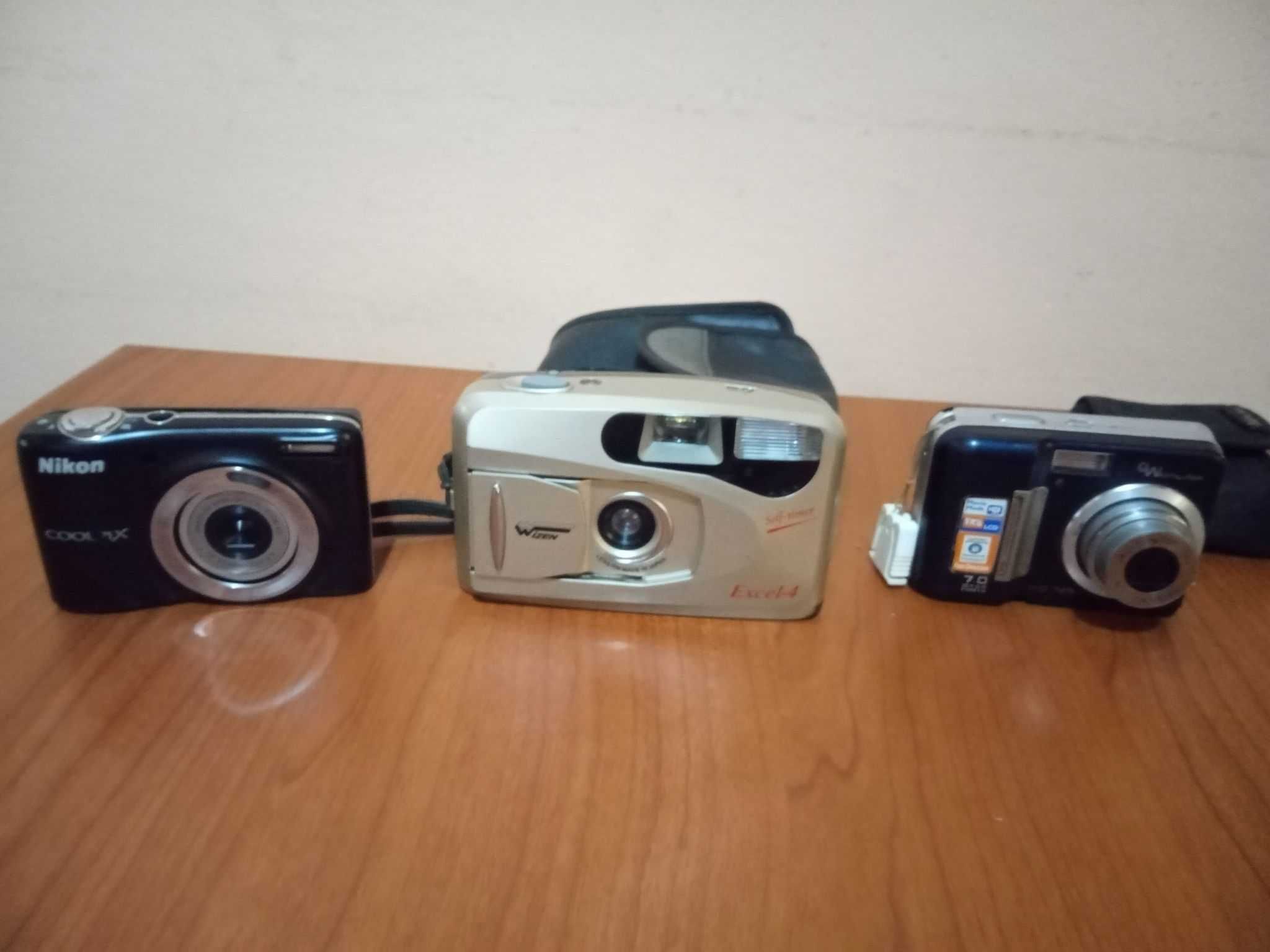 trei aparate foto