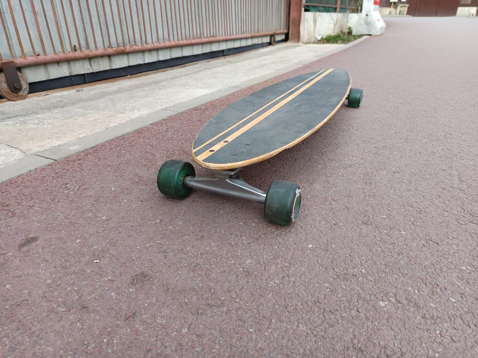 Vând longboard .