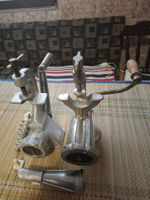 Компшект Машинка за мелене на месо номер 8 -кайма и машинка за сок.