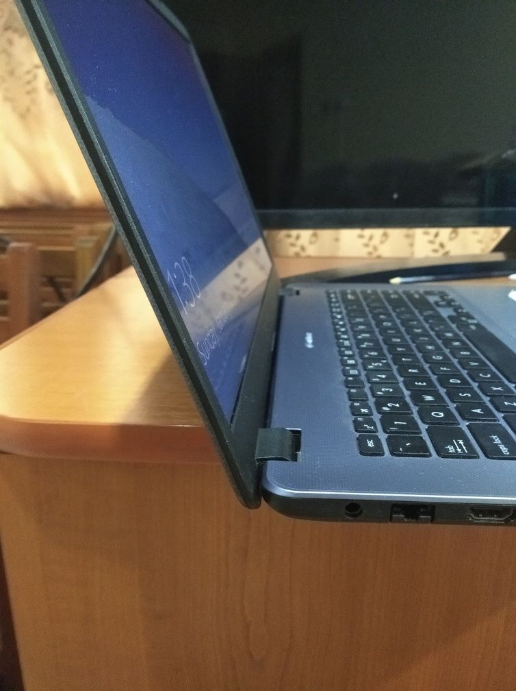 Vând laptop ASUS VivoBook
