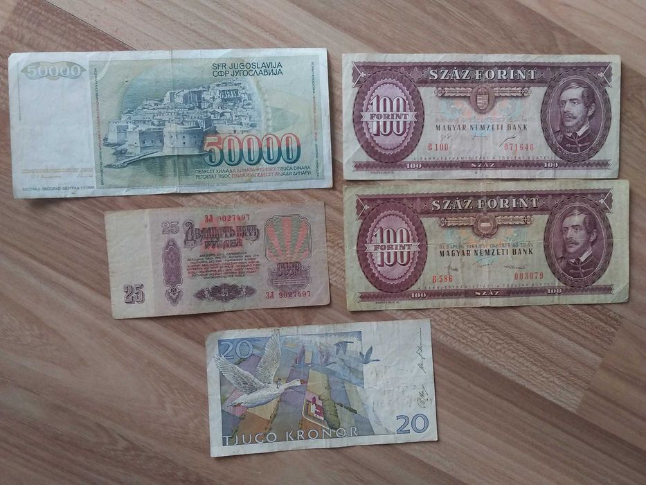 Различни банкноти (500/100/5/1 лев). и 5 чужди. Общата цена е 35 лева
