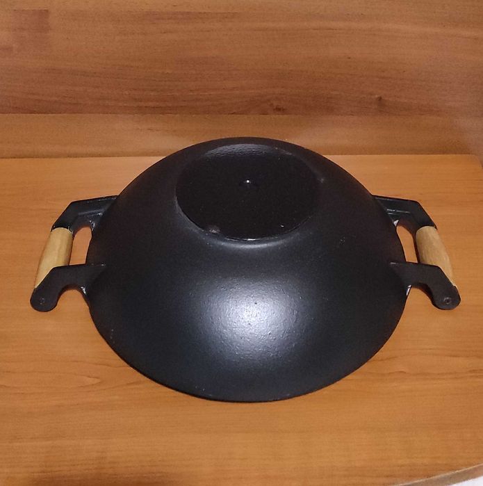 Много голям и масивен дълбок чугунен тиган