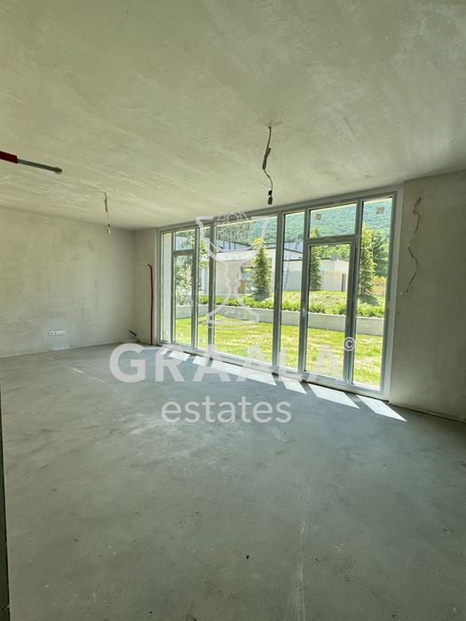 Жилище с усещане за къща в луксозен комплекс!