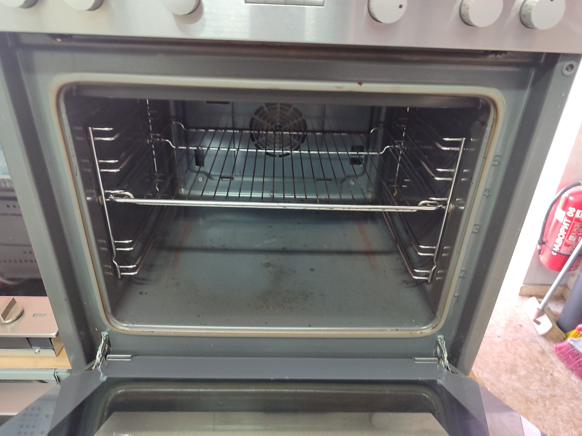 Фурна с котлони Siemens HE23AB503 - 67литра.