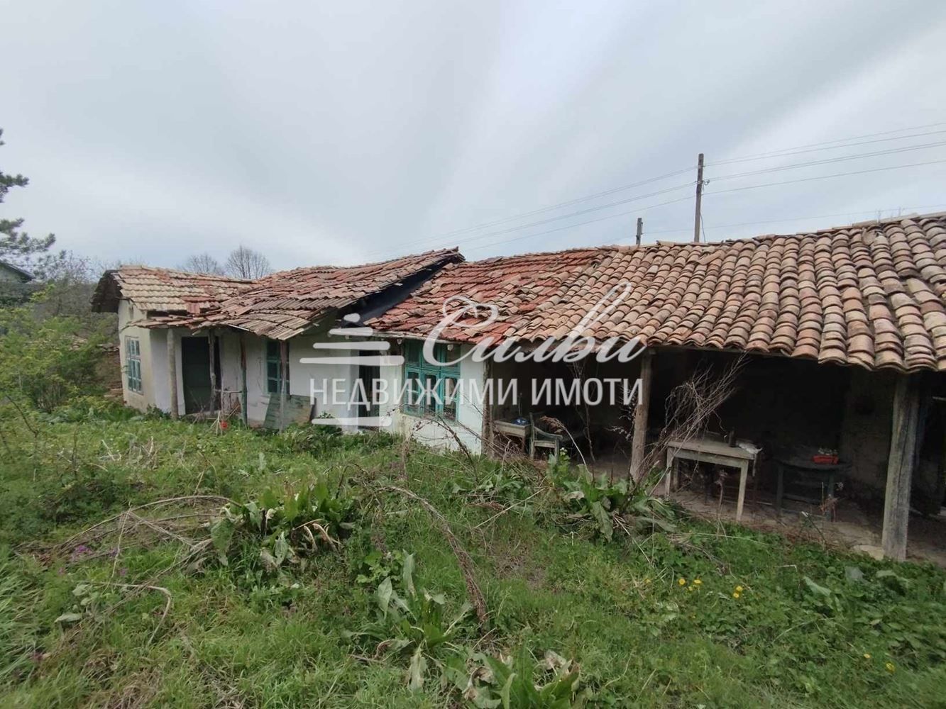 САМОСТОЯТЕЛНА къща с голям двор - село Овчарово