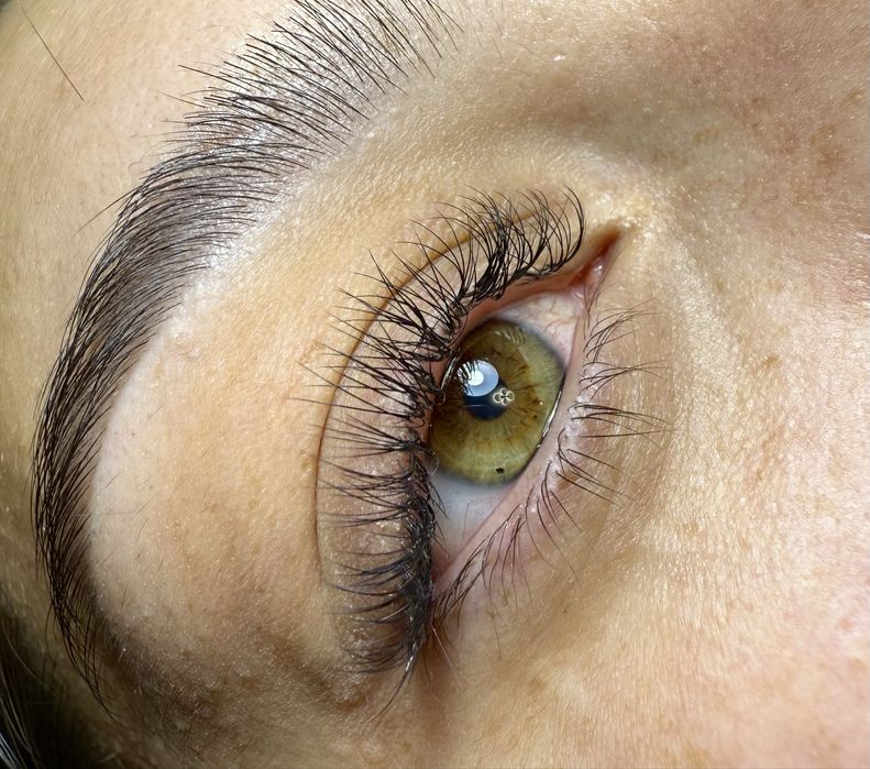 Модель на наращивание ресниц