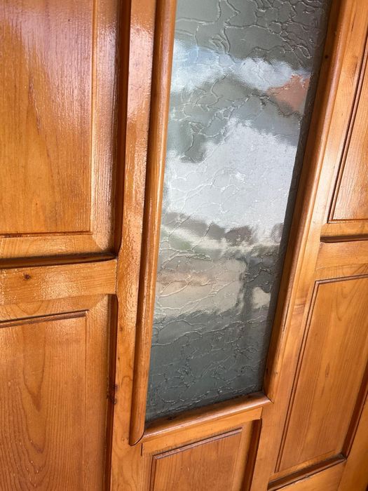 Ușa dublă din lemn de brad