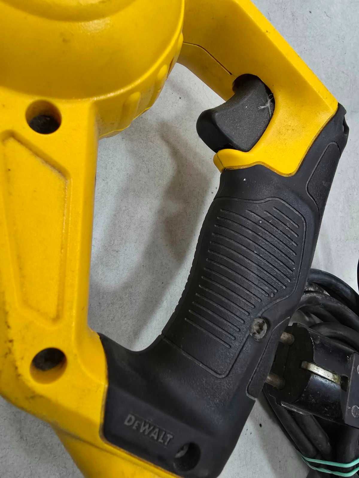 Електрически трион DeWALT DWE 305 PKQS