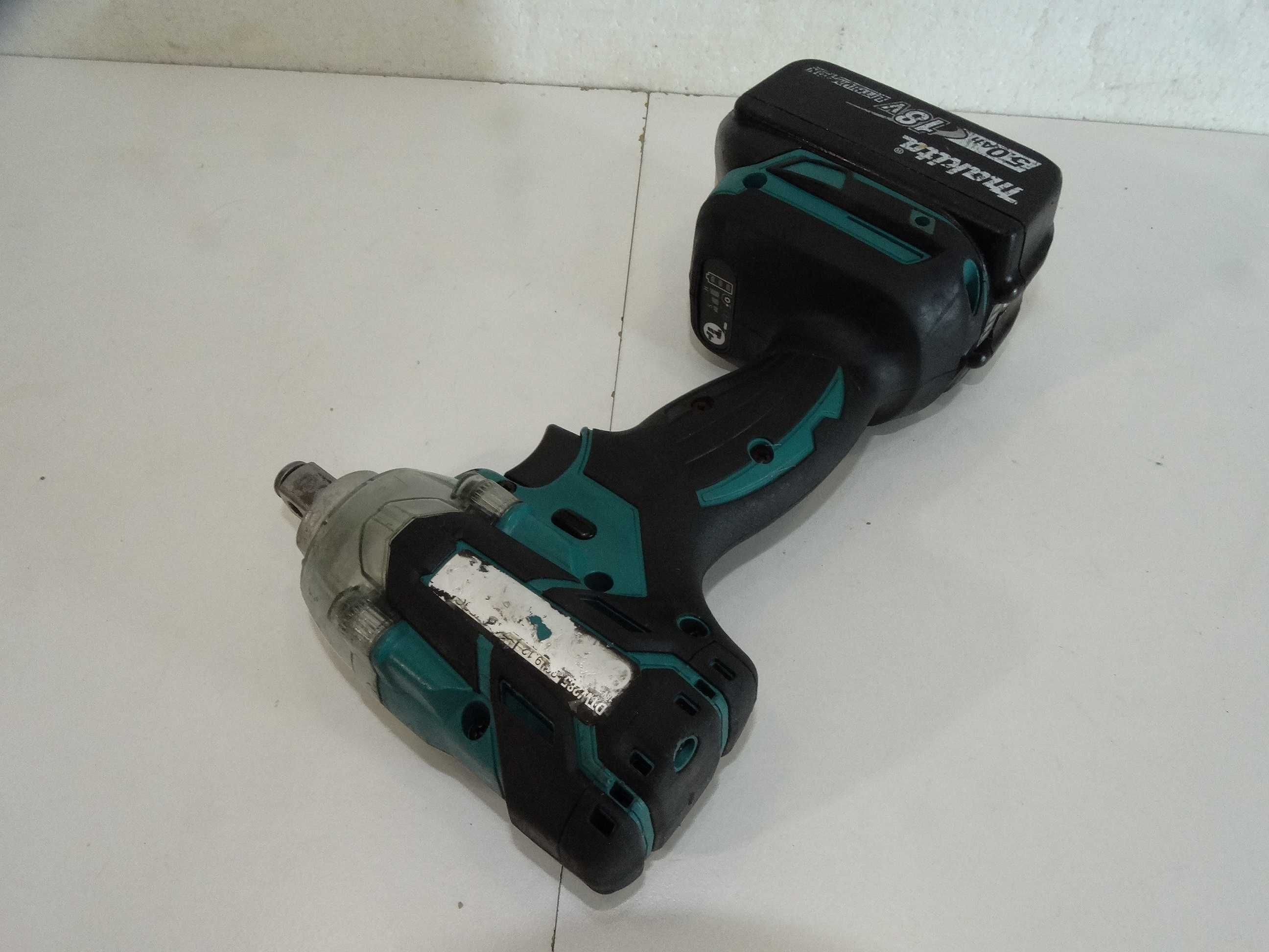 Промо Makita DWT 285 / 5.0 Ah - Компактен гайковерт - 280 Nm