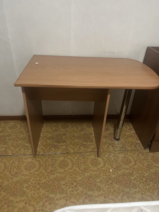 Продам стол и шкаф