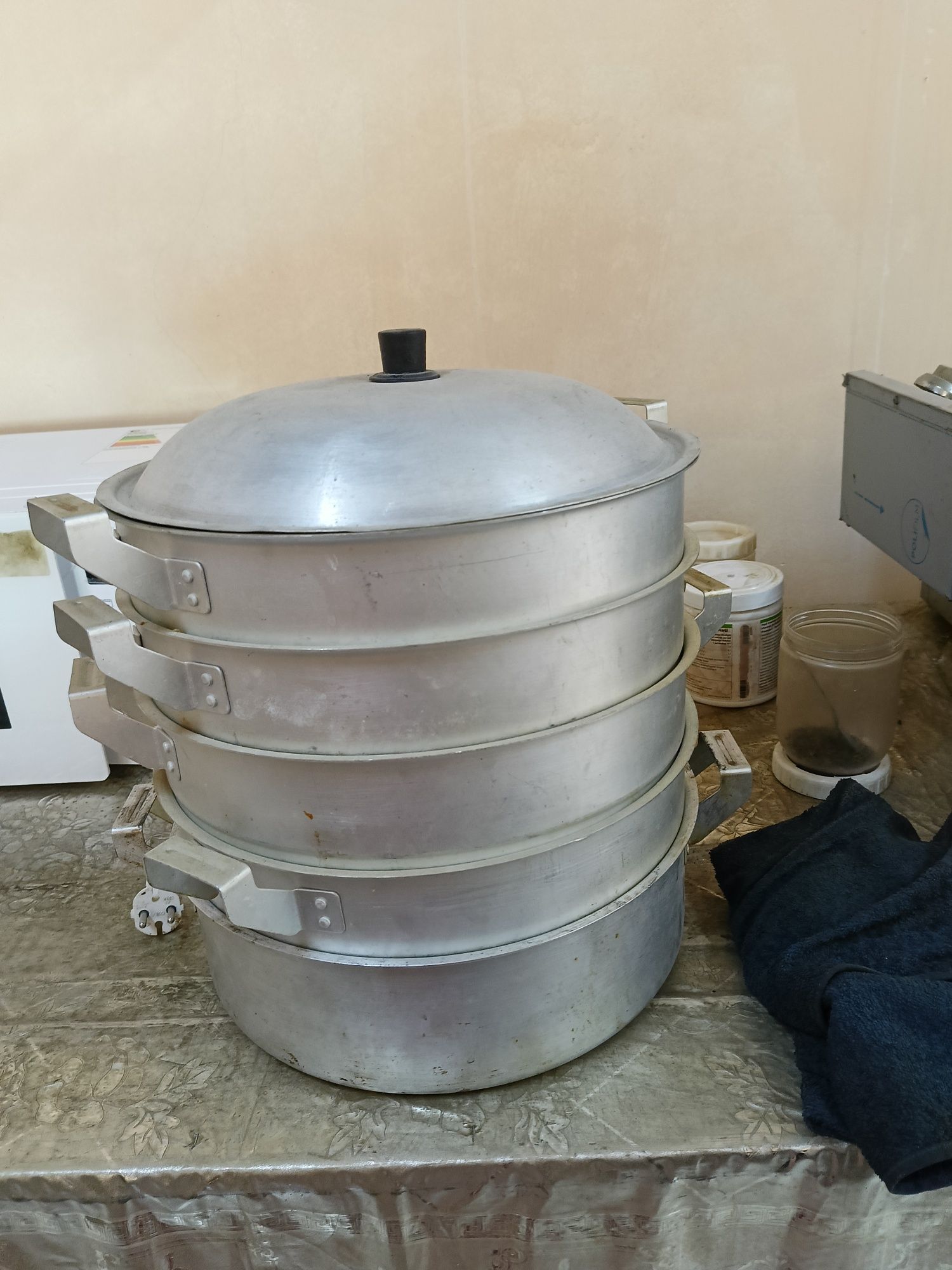 Gaz plita, mikrovolnovka, mantu qazon.