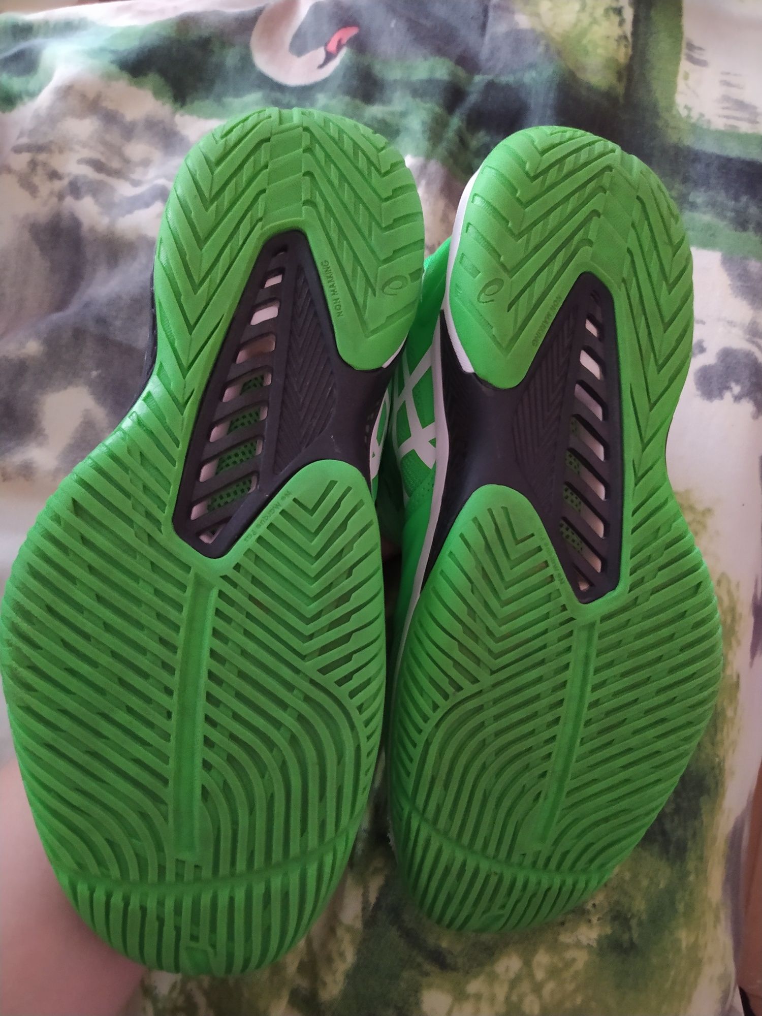 Продам кроссовки Asics