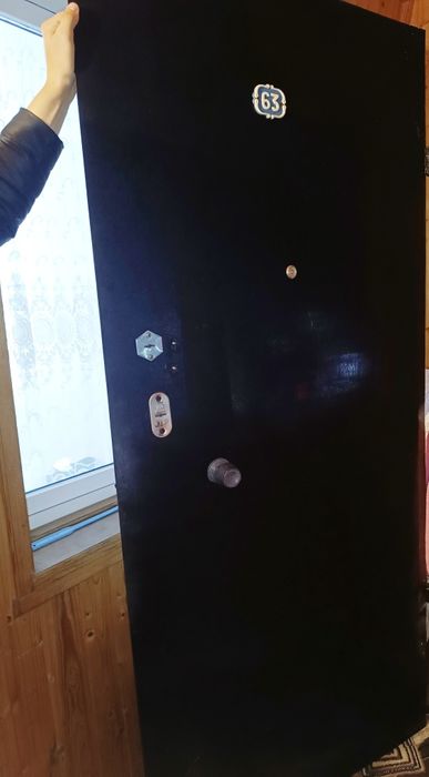 Продам железную дверь.