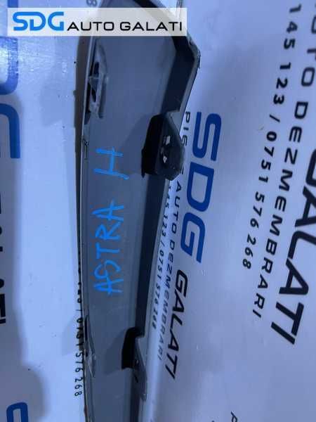 Bandou Ornament Grilaj Dreapta Spoiler Bara Fata Opel Astra H 2004 - 2010 Cod 13121996 [V0255]