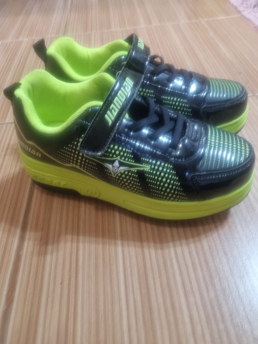 Adidasi cu role marimea 36