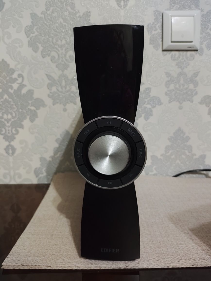 Продается Edifier C6XD  Универсальный кинотеатр с SD, USB и FM тюнером