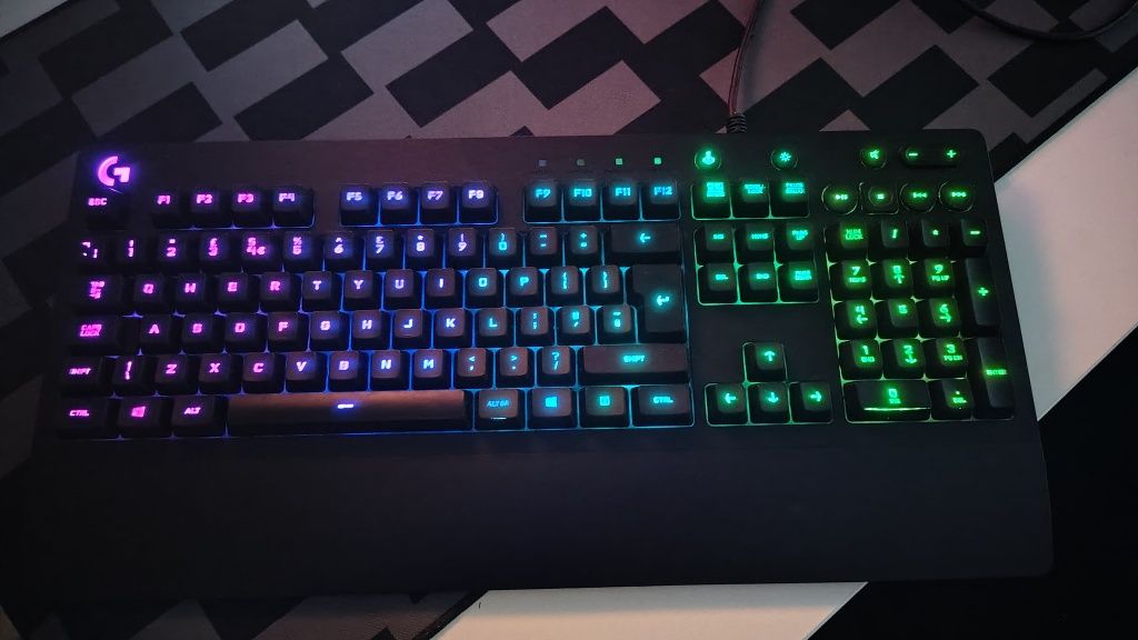 Клавиатура Logitech G213