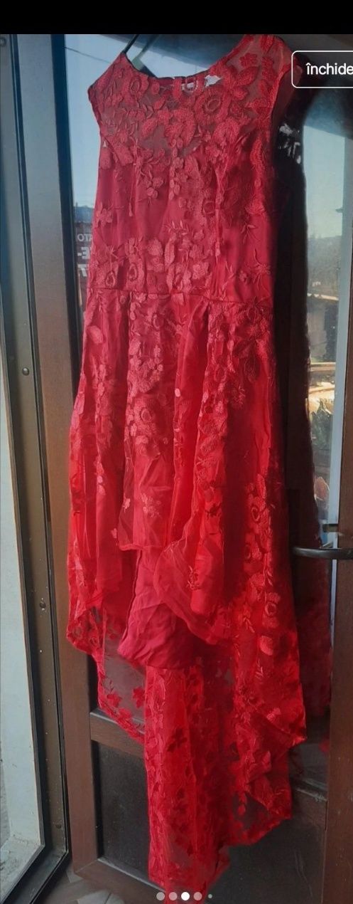 Rochie elegantă din dantelă cu trenă