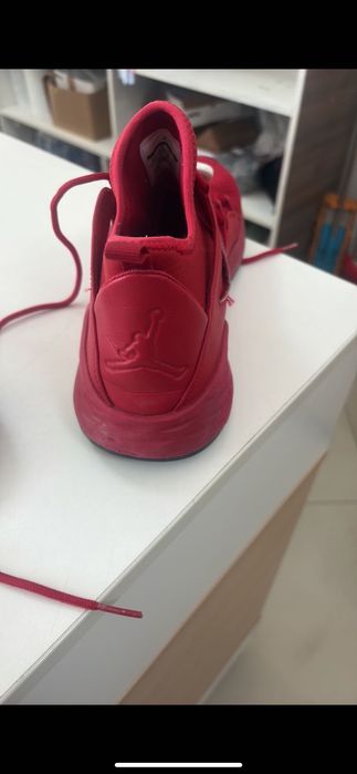 Червени Jordan кецове