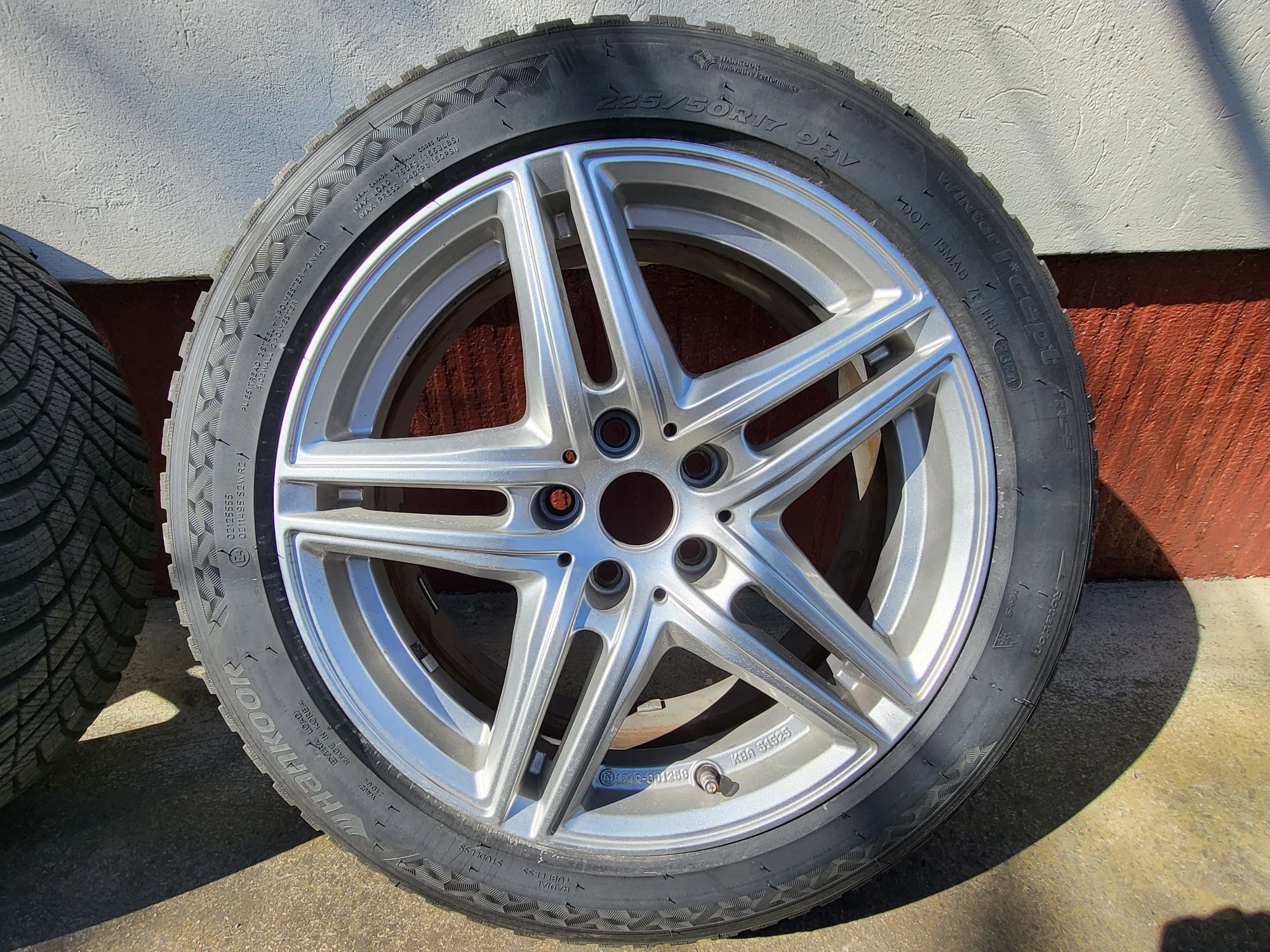Vând cauciucuri de iarnă Hankook+jante