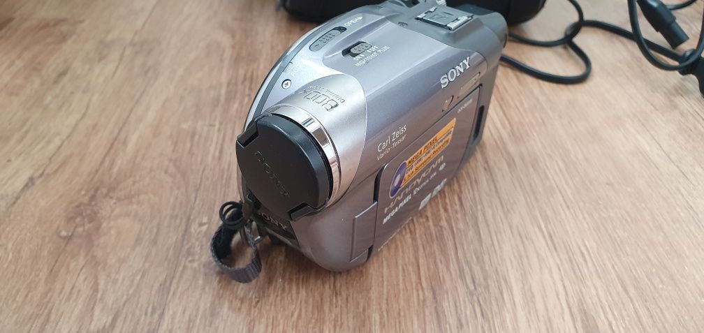 видеокамера Sony DCR-DVD305